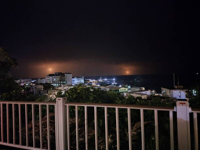 海面上不斷施放照明彈,在惡劣的海象中仍不停海空搜索。(民眾提供) 海面上不斷施放照明彈,在惡劣的海象中仍不停海空搜索。(民眾提供)