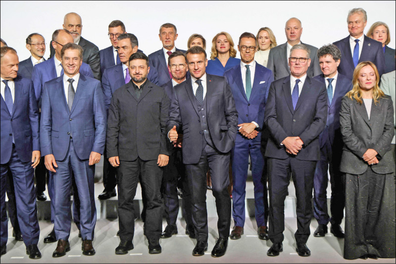 主要由歐洲國家組成的挺烏「志願者聯盟」6日在巴黎召開峰會，美國代表也首度表態，支持為烏克蘭共同提供安全保障。圖為出席峰會的法國總統馬克宏（中）、烏克蘭總統澤倫斯基（左三）、英國首相施凱爾（右二）、義大利總理梅洛尼（右一）。（法新社）