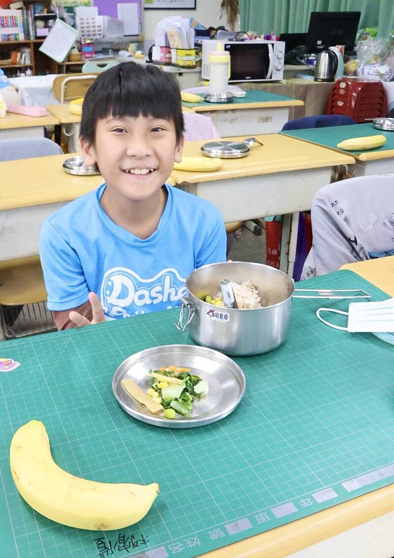 陳其邁宣佈高雄公立國中小營養午餐免費嘉惠18萬名學生