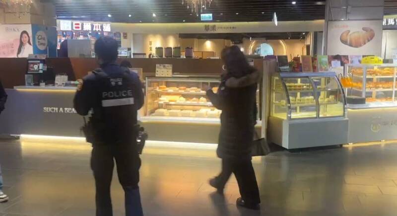 網傳捷運A8站商場有人亮30公分「長刀」 警追查曝真相