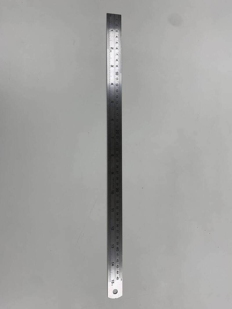 警方訪查相關人員並調閱監視器，初步調查該名男子手上拿的是鐵尺而非長刀，圖片為類似款鐵尺。（記者鄭淑婷翻攝）