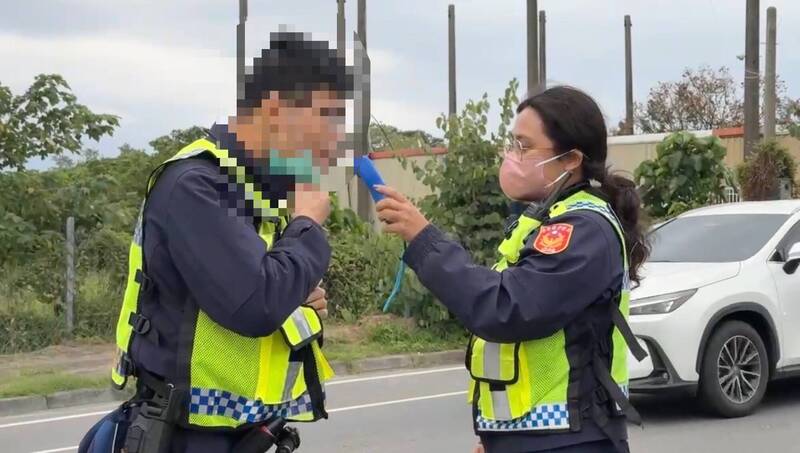 警員也乖乖受測。（民眾提供）