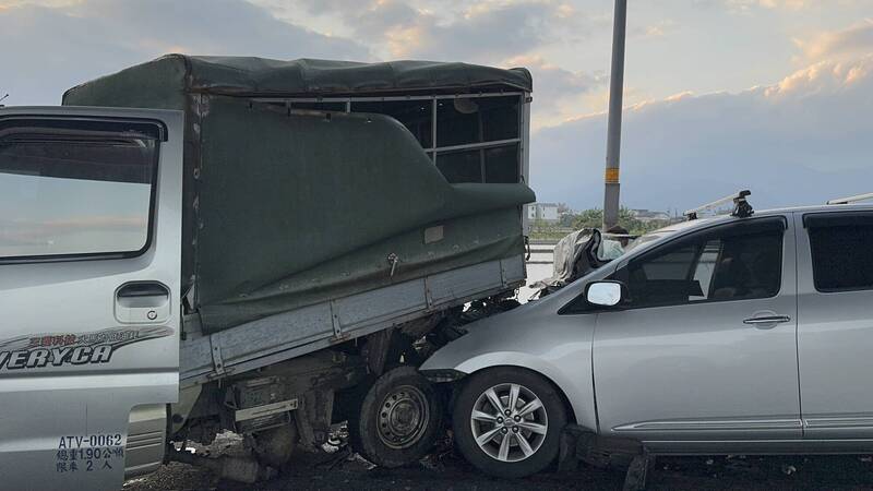 宜兰雪隧路5车发生追撞，3人送医。（民众提供）