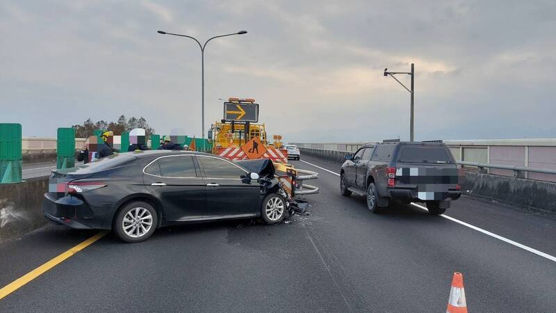 車禍發生後一度影響其他車輛通行。(圖由警方提供) 車禍發生後一度影響其他車輛通行。(圖由警方提供)