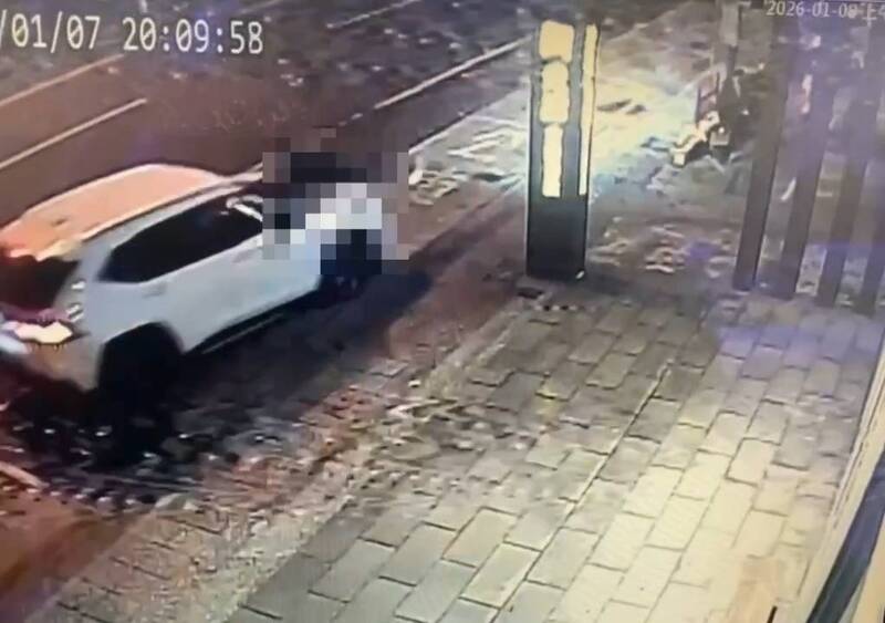 陈姓堂弟开车冲撞堂兄。(屏东警分局提供) 陈姓堂弟开车冲撞堂兄。(屏东警分局提供)