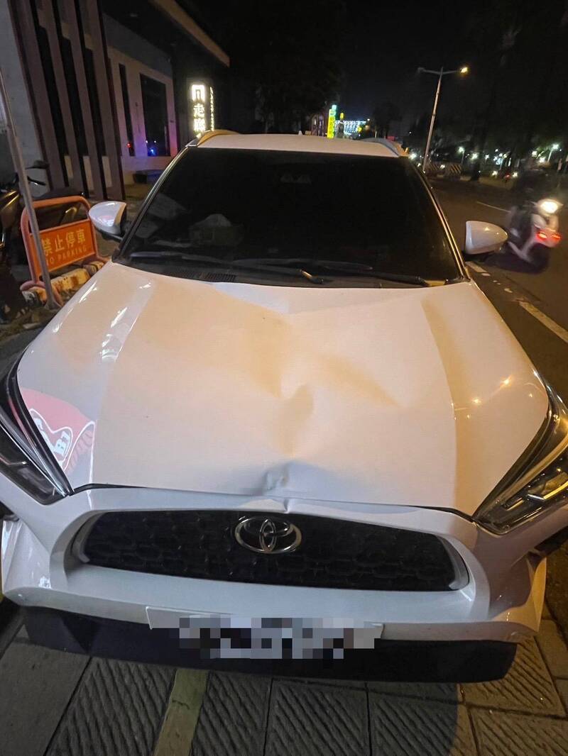 撞堂兄的休旅车。(屏东警分局提供) 撞堂兄的休旅车。(屏东警分局提供)