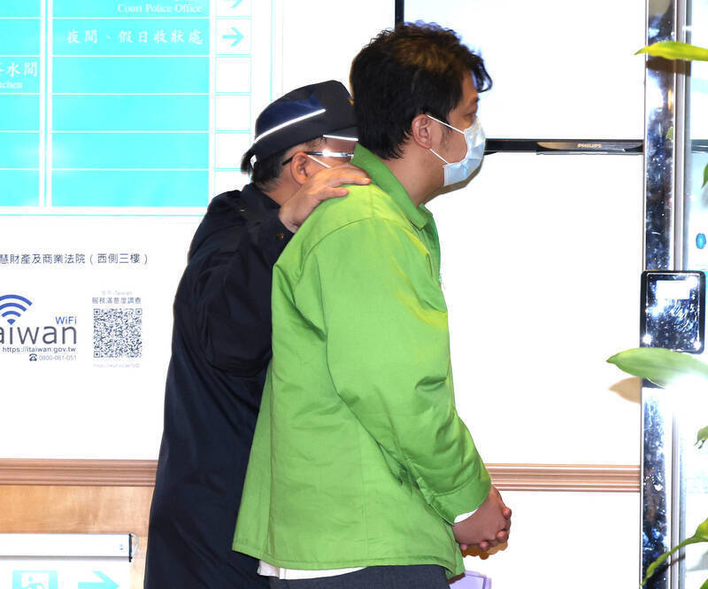 涉入台積電泄密案,第4名工程師陳韋傑涉重製國家核心技術,今移審智慧財產及商業法院,合議庭晚間6時許裁定陳韋傑羈押禁見3個月。(記者王藝菘攝) 涉入台積電泄密案,第4名工程師陳韋傑涉重製國家核心技術,今移審智慧財產及商業法院,合議庭晚間6時許裁定陳韋傑羈押禁見3個月。(記者王藝菘攝)