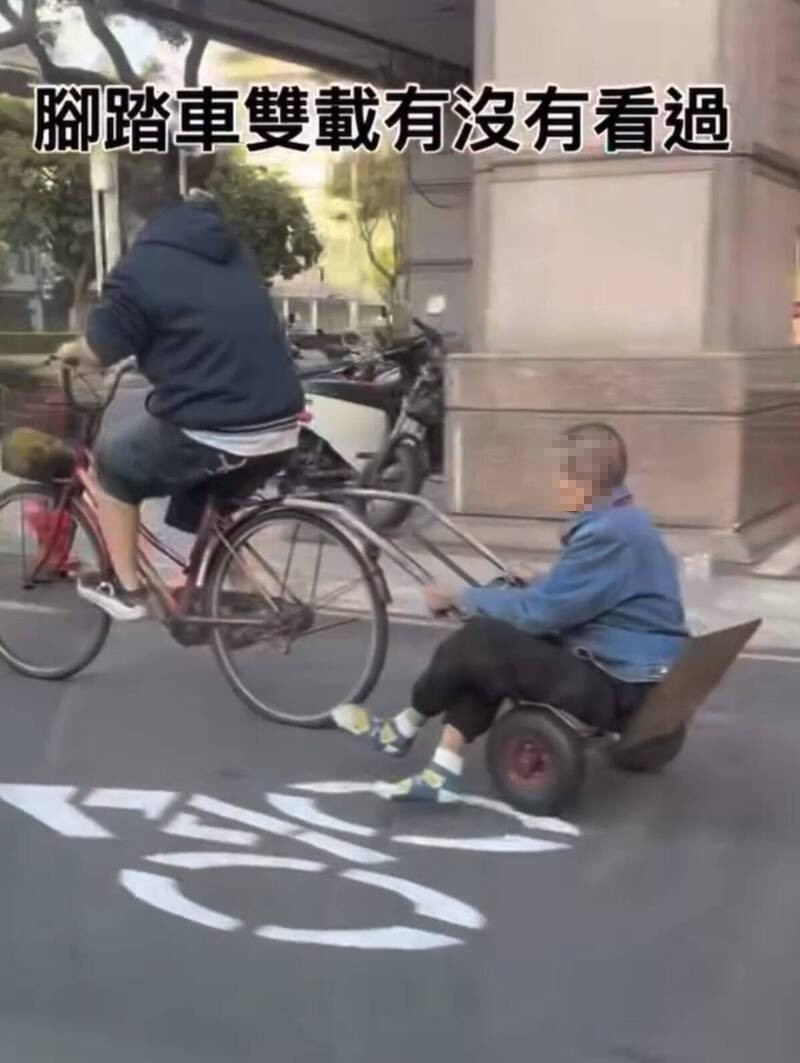 男子騎單車聯結二輪手推車，上頭還坐著1名老翁。（擷取自Threads@ weizzz._.04）