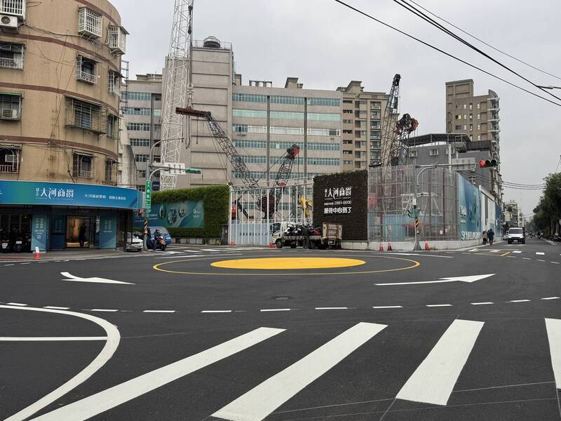 士林大南路口突現「蛋黃區」北市交工處:標線型圓環紓解車流