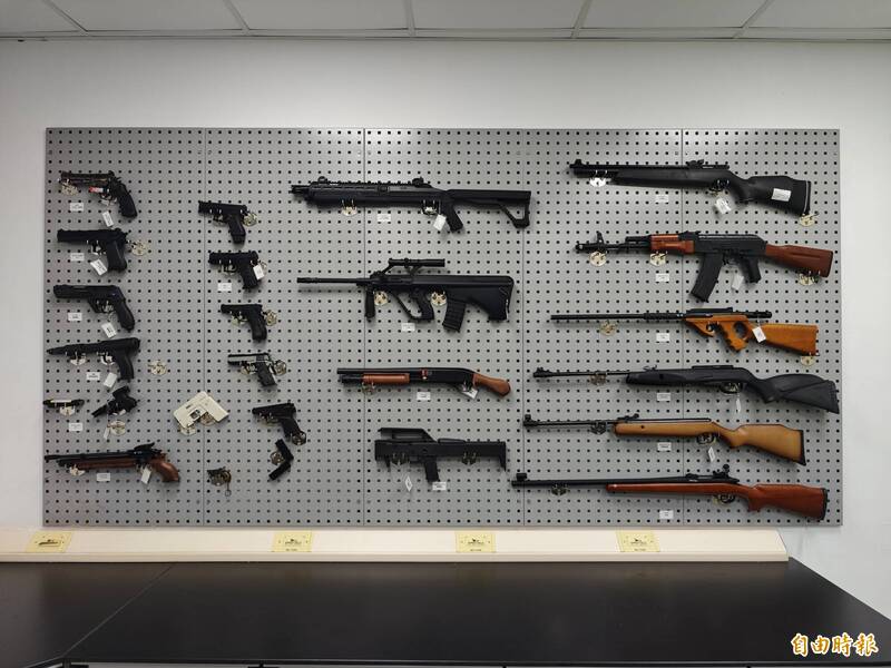 全國最南端的槍彈實驗室今天開幕，圖為各式空氣槍展示，與真槍外型相差不大。（記者陳彥廷攝）