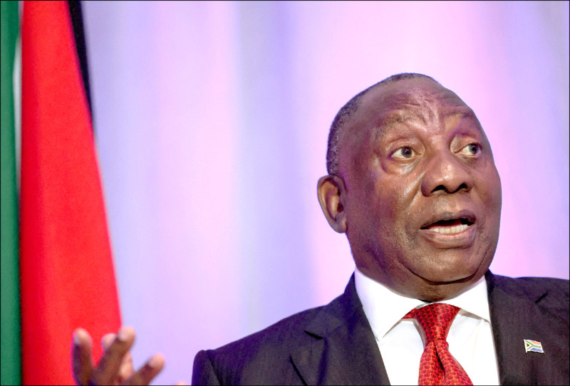 中英對照讀新聞》S.Africa’s top court rules men can take wives’ surnames南非最高法院裁定男性可隨妻姓