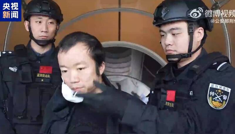 陈志被押送画面。（取自央视）