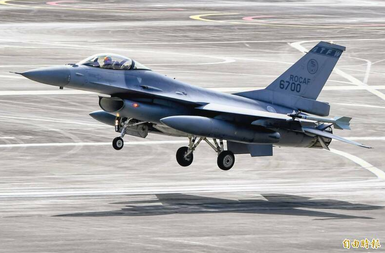 飛官沒防寒衣...政府把錢A走? 專家曝網軍造謠背後真相!