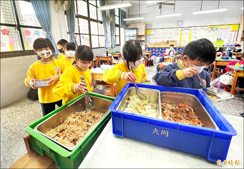 中市、高市、雲林、竹市陸續宣布公立國中小學營養午餐免費。（記者廖耀東攝）