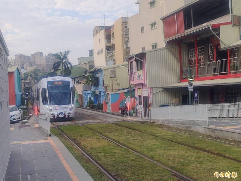 紅衣男走輕軌軌道被鳴笛還嗆司機員 高捷:最高可罰7千5