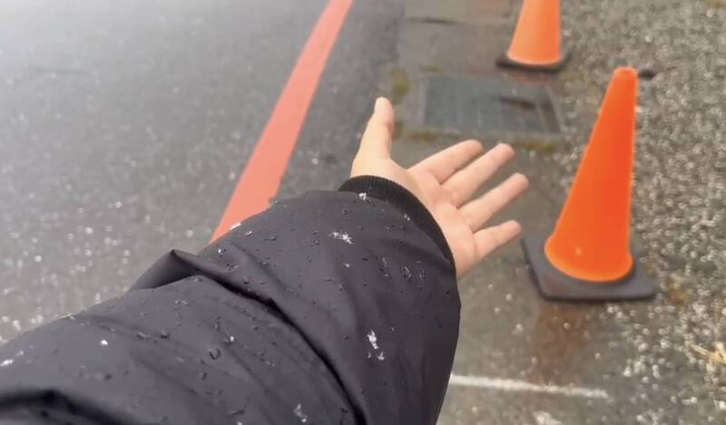 上百人清晨上山終盼到 大關山隧道一帶下雪