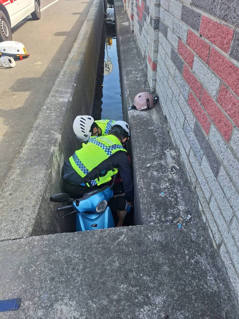 79歲老婦買完菜騎車回家，途中直接整輛車衝進水溝送醫不治。（民眾提供）