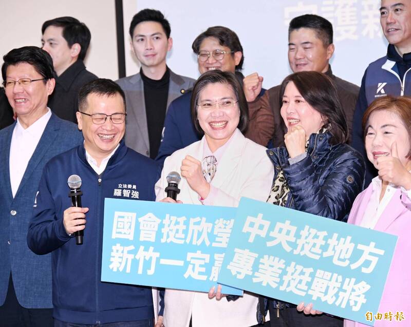 徐欣瑩出戰竹縣黨籍立委力挺 韓國瑜送「心想事成」花束