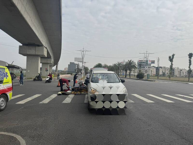 高雄客貨車司機疑闖紅燈 撞死機車騎士