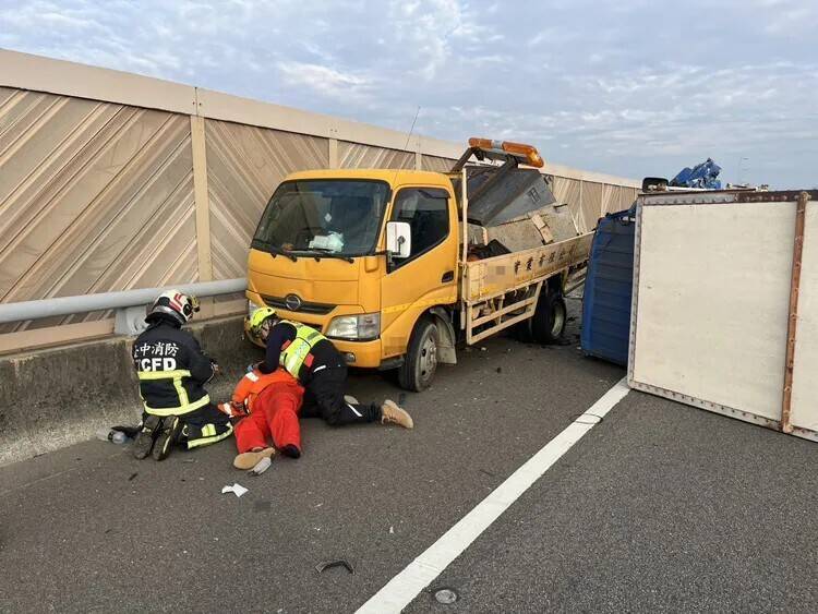 工程車駕駛頭部重創昏迷，躺在路肩接受急救。（民眾提供）