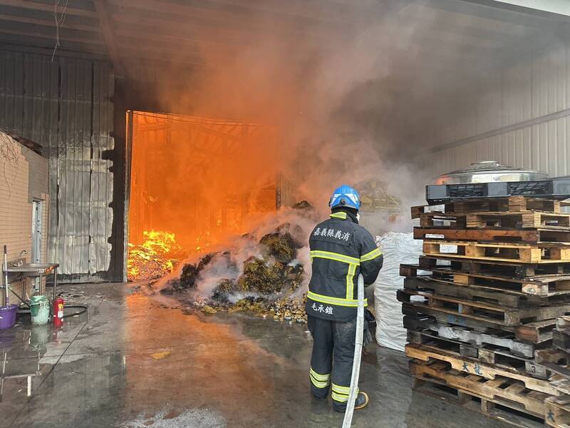 大林鎮工廠火警大量金紙燃燒。（嘉義縣消防局提供）