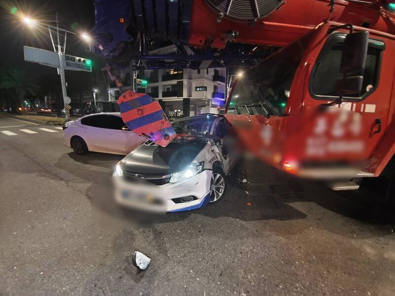 高雄男開車闖紅燈左轉 被起重機與另車夾擊