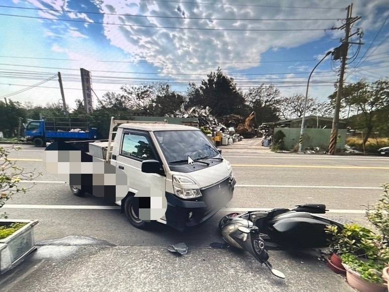 騎士直行撞上欲倒退小貨車重傷 CPR一度恢復呼吸終仍不治