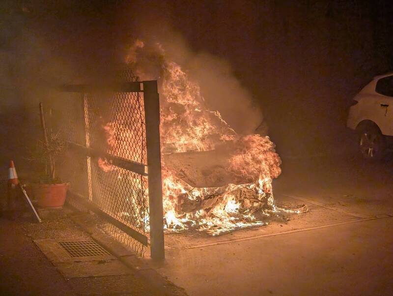 桃園中壢停車場竄火 1車燒成廢鐵