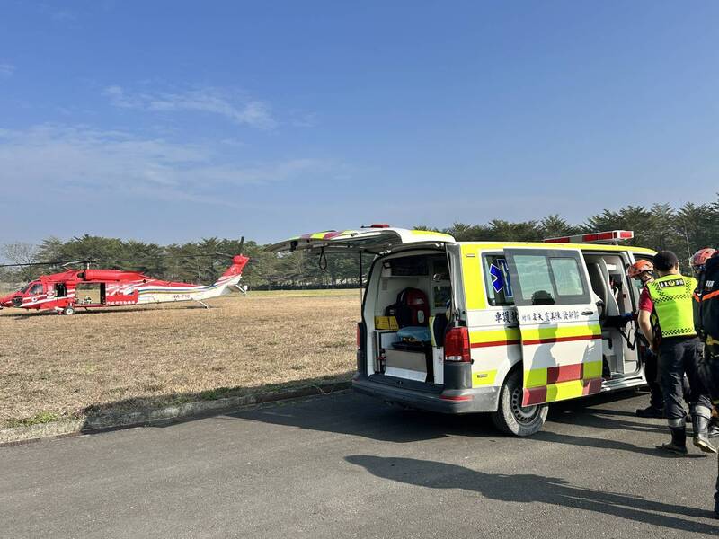 空勤救援万山神鬼五湖受伤女子，由屏东消防局派救护车接手送医。（空勤总队第三大队第一队提供）