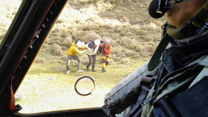 21歲女登山客行經藍湖右上臂脫臼 黑鷹直升機救援