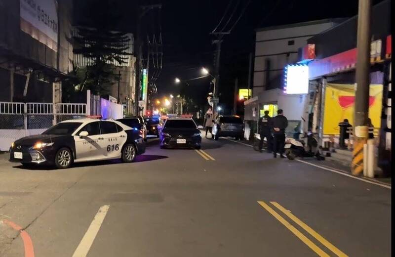 警方获报出动快打部队，20多辆警车到场压制。（民众提供）