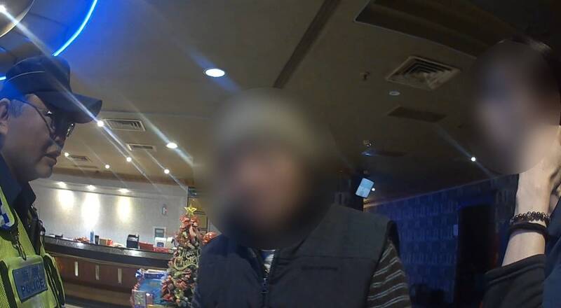 走進老地方卻遺失自己!KTV熟客失智呆站櫃檯前 刷臉成返家線索