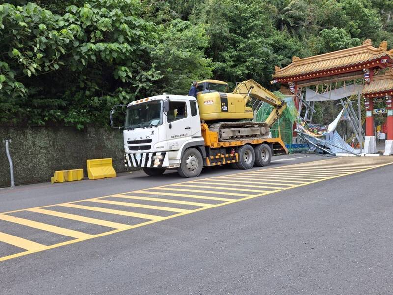 太魯閣牌樓還在修又出事 鷹架遭載怪手台電施工車撞壞