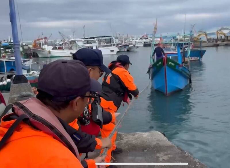 台東漁船故障漂流 海巡+漁民聯手救援