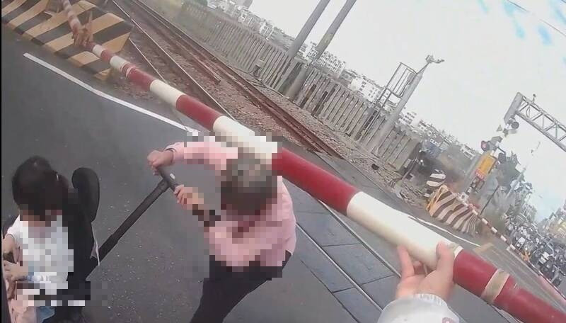 柵欄放下!彰化娃娃推車卡平交道 外送員「1動作」阿嬤、小孫女揪感心