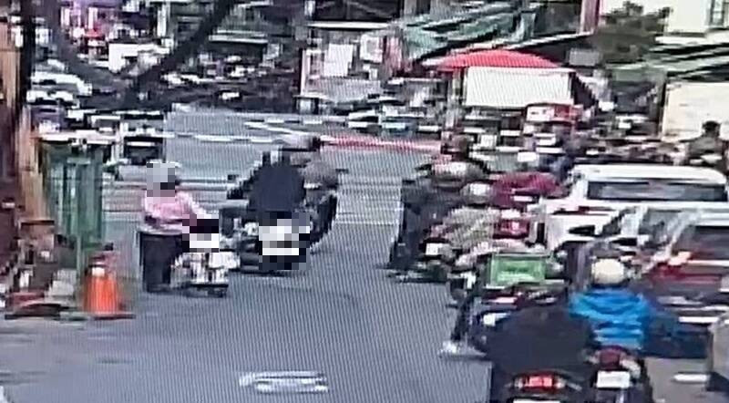 阿嬤在善心人士幫助下,終於順利通過平交道。(民眾提供) 阿嬤在善心人士幫助下,終於順利通過平交道。(民眾提供)