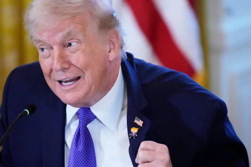 川普胸前別「快樂川普」徽章 自稱從沒快樂過