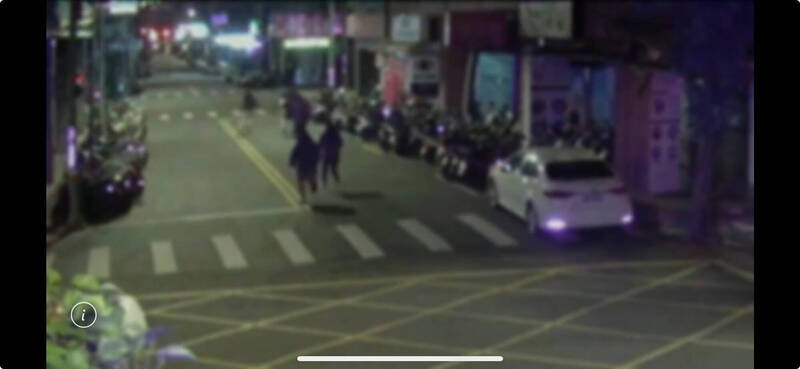 新北市板橋去年1月間傳出追砍糾紛,警方到場見方男倒地,過濾監視器赫見眾人追砍方一人,經釐清為感清糾紛釀禍,隨即逮獲主嫌等3人到案。(記者吳仁捷翻攝) 新北市板橋去年1月間傳出追砍糾紛,警方到場見方男倒地,過濾監視器赫見眾人追砍方一人,經釐清為感清糾紛釀禍,隨即逮獲主嫌等3人到案。(記者吳仁捷翻攝)