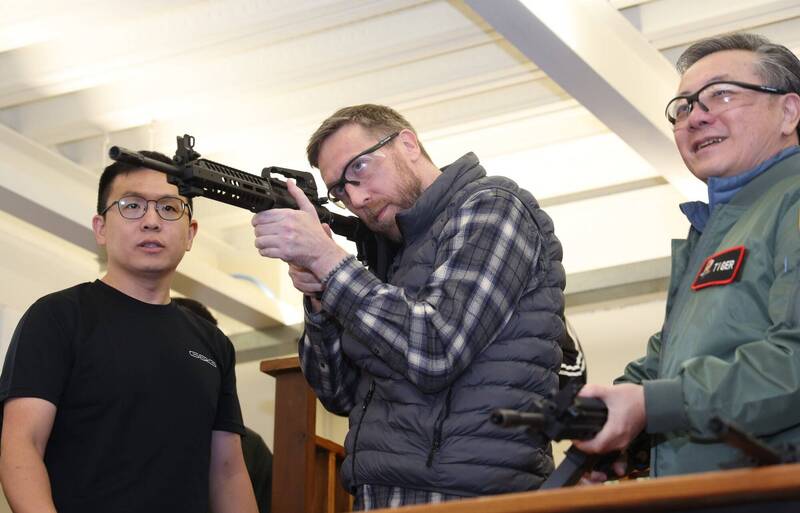 胡振東:擬真BB槍助民眾學射擊技巧 增加用槍安全概念