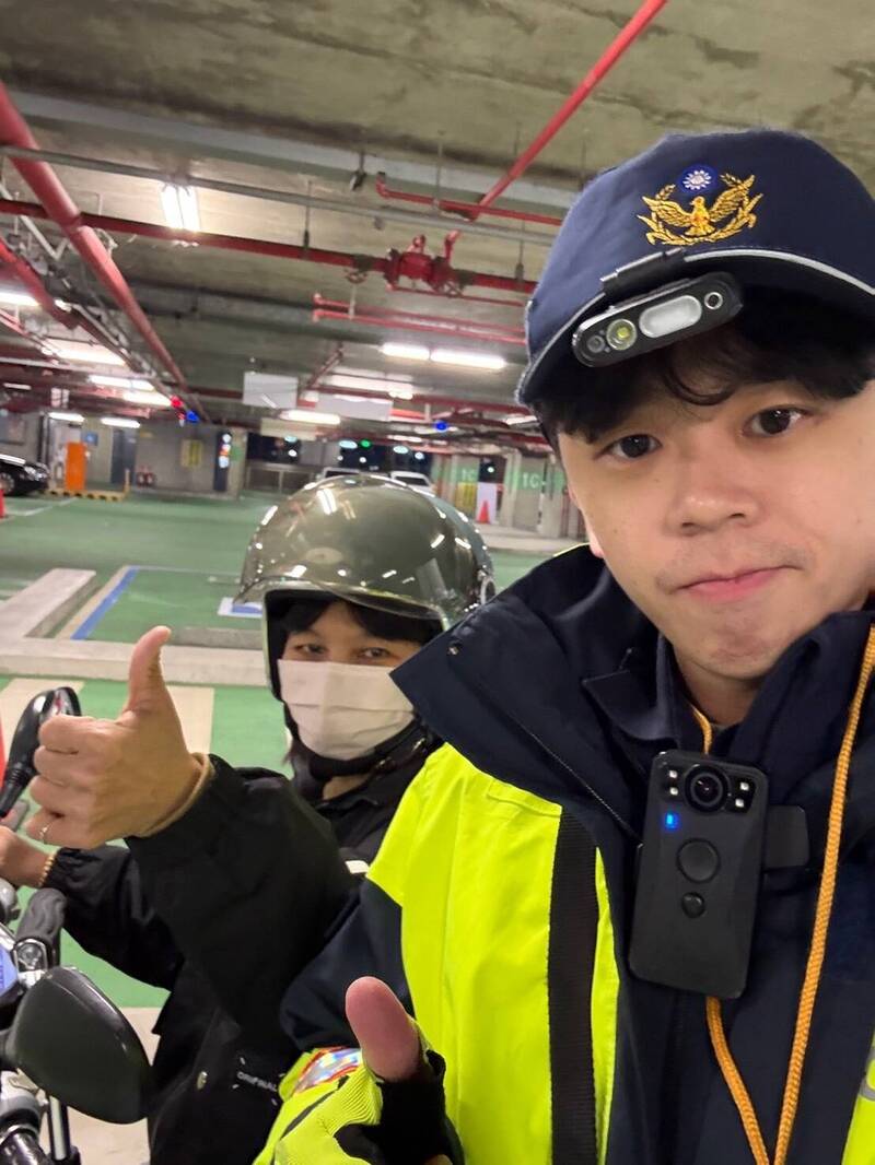 黄女（左）感谢警员魏文彦成为最坚强后盾。（读者提供）