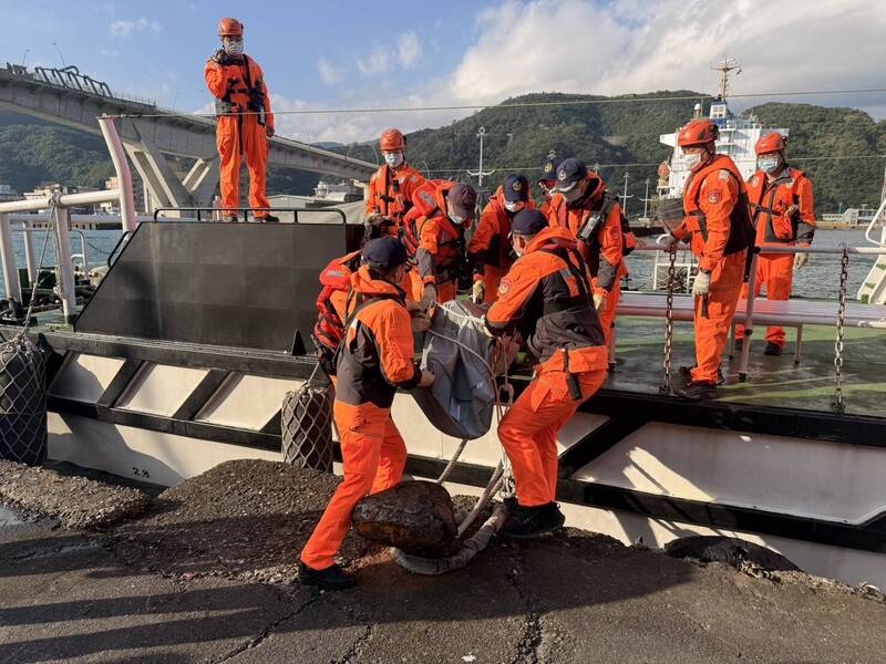 南方澳內埤海灘傳出落海 海巡人員尋獲失蹤婦女遺體