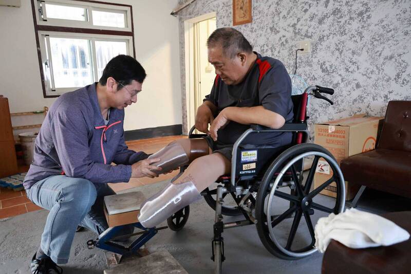 923光復洪災輪椅翁險滅頂 花蓮門諾助重製義肢復健