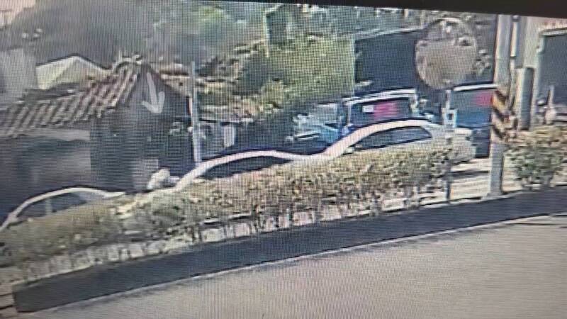 街頭八點檔!正宮汽車旅館前抓姦 趴引擎蓋阻攔被老公倒車甩落