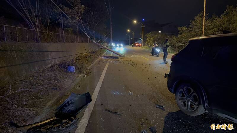 防汛路傳巨響!精神不濟撞斷電桿 雲林虎尾33歲男車毀脫困送醫
