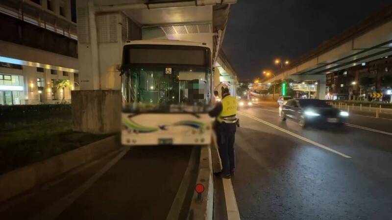 閃避前車誤闖?813公車「硬卡」大漢橋機車道 乘客用路人傻爆眼