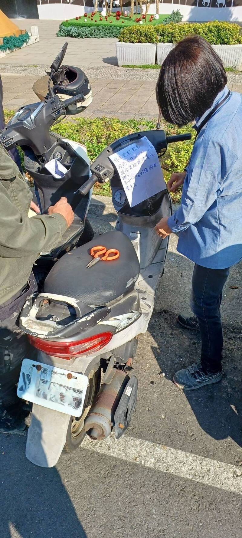 遭工地铁板压倒的机车。（建管处提供）