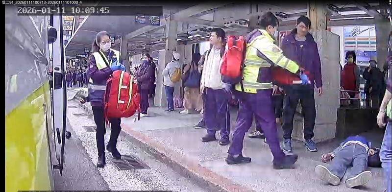 消防隊員趕抵現場，接手搶救。（記者吳升儒翻攝）