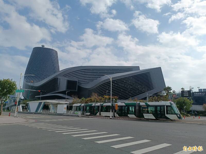 高雄港旅運中心門口有輕軌站 外縣市旅客稱比基隆港不方便原因曝