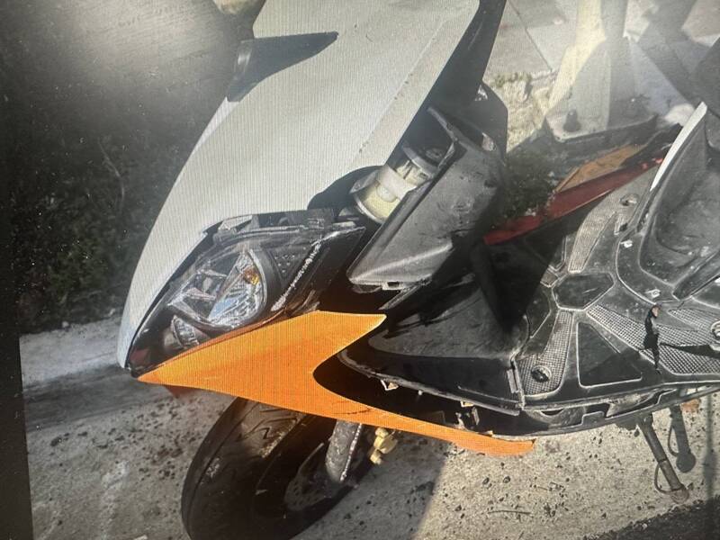 机车擦撞痕迹。（记者姚岳宏翻摄）