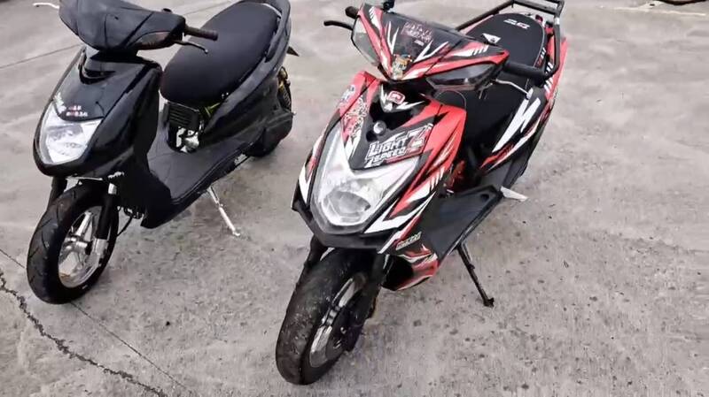 警方扣回改装机车。(记者徐圣伦翻摄) 警方扣回改装机车。(记者徐圣伦翻摄)